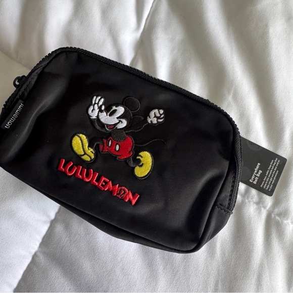 🆕🩷 Lululemon x Disney Everywhere Belt Bag 1L Mickey in Motion - Picture 1 of 6